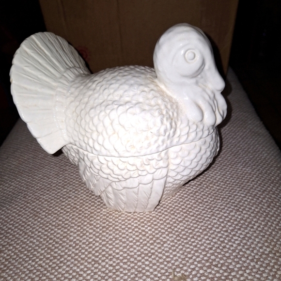 A Japanese made turkey shaped ceramic gravy bowl in white. EUC - Picture 1 of 7